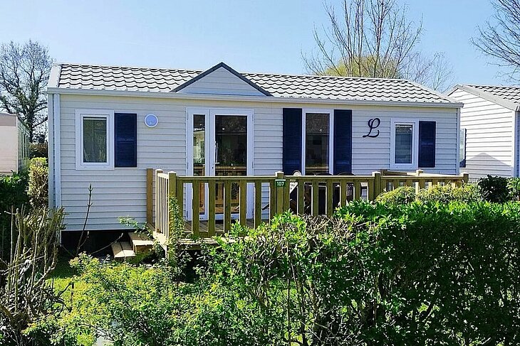 Comfortable mobile home with wooden deck at the campsite de la Baie, near the Pointe du Hourdel, ideal for a nature getaway in the Baie de Somme