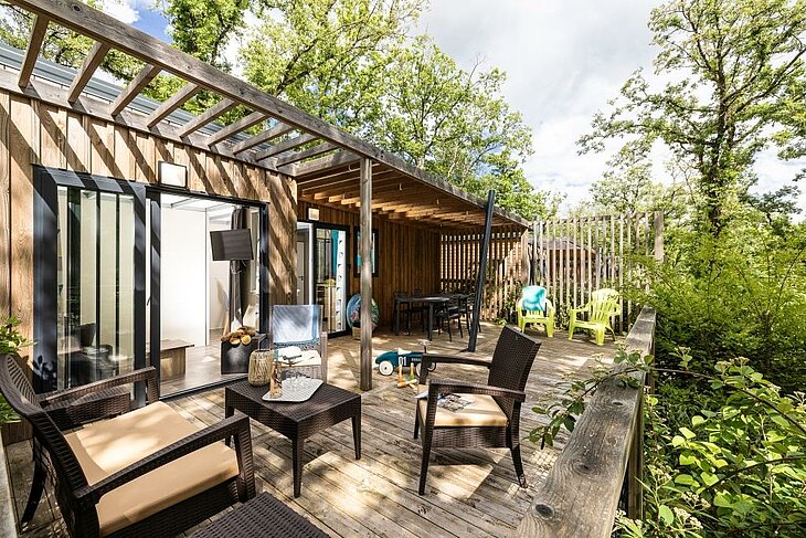 Terrace of a fully equipped cottage in the heart of the Lot forest, the perfect base for a nature-filled stay in Loupiac.