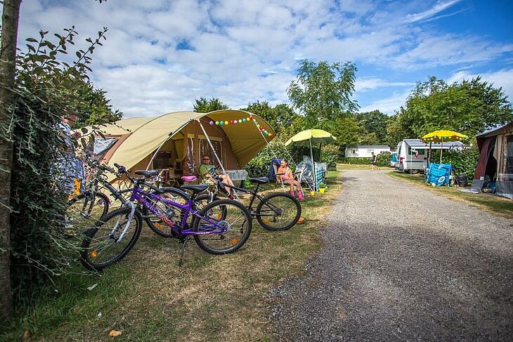 Friendly atmosphere at Campsite Sites et Paysages De Penboch, a perfect starting point for a walk in Arradon and a trip around the Gulf of Morbihan.