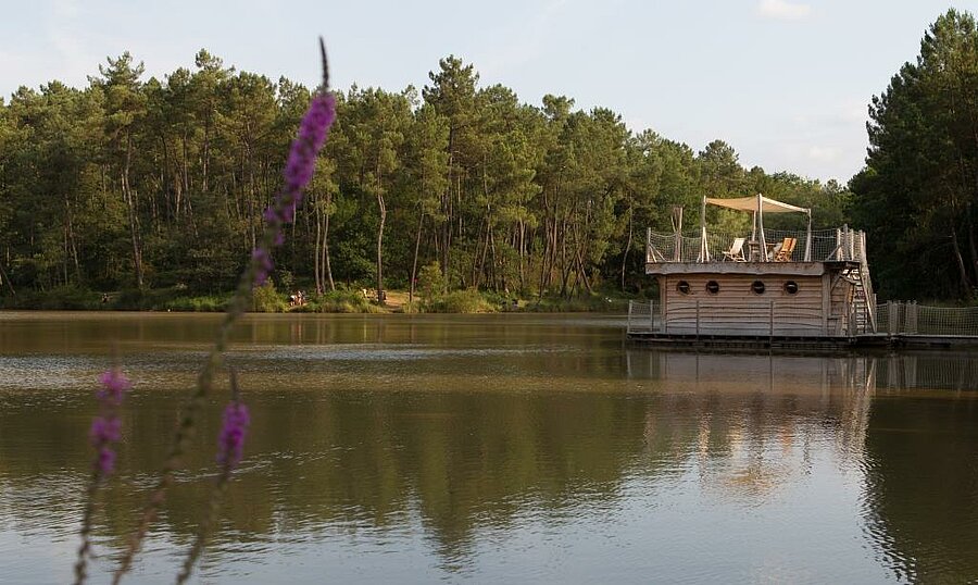 Unique lakeside accommodation in the heart of the forest near Bergerac – perfect for an original camping holiday in Périgord