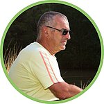 [Translate to Anglais:] vacancier séduit par un camping bien situé pour explorer les beautés du Lot, avec hébergements confortables et activités nature.