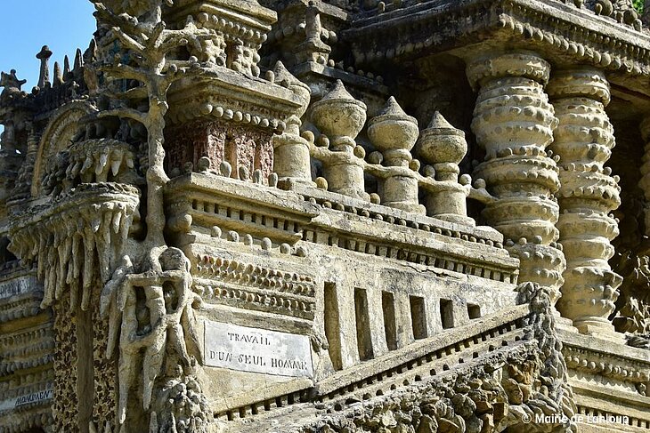 Architectural detail of the Palais Idéal of Facteur Cheval in Hauterives, a unique masterpiece to explore around Eclassan for an extraordinary artistic and heritage journey.