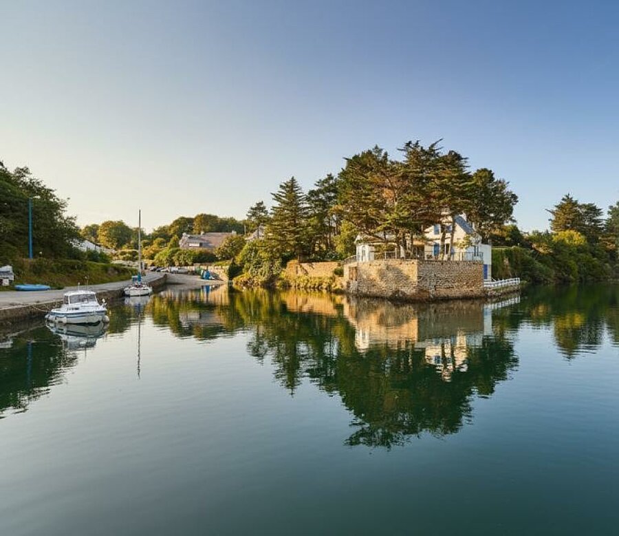 Illustrative photo showing a small fishing harbour in Moëlan-sur-Mer, in Finistère.