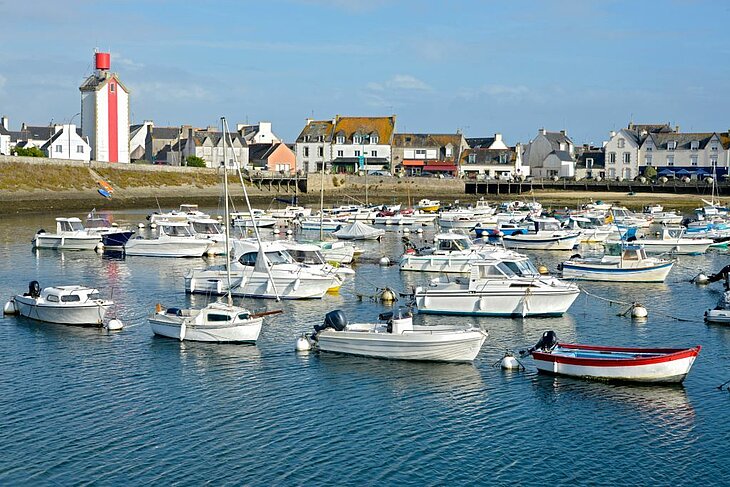 Guilvinec Marina, perfect for a relaxing escape during a holiday in Plomeur.