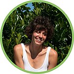 [Translate to Anglais:] vacancière enchantée par un séjour multi-hébergements (gîtes, mobil-homes, tentes) dans un camping accueillant, idéal pour des vacances en groupe.