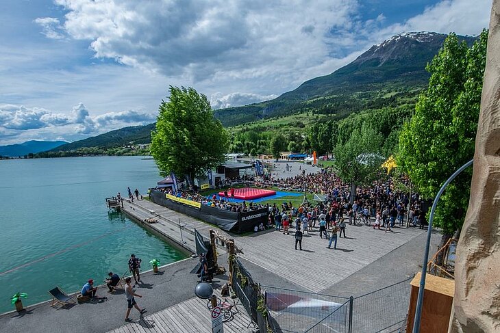 The Outdoormix Festival in Embrun, a not-to-be-missed event near Baratier combining outdoor sports, concerts and entertainment on the shores of Lake Serre-Ponçon.