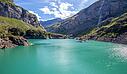 [Translate to Anglais:] Lac turquoise entouré de montagnes majestueuses