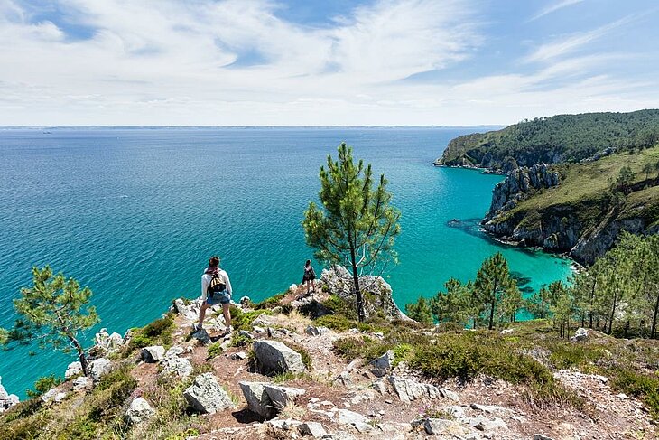 Spectacular view from the GR34 over wooded cliffs and the emerald sea of the Crozon peninsula.