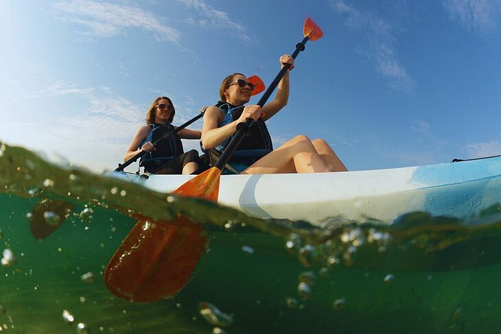 Sea kayaking, a family adventure to experience in Morbihan Two people sea kayaking in Morbihan, an ideal family water activity when discovering what to do in Morbihan.