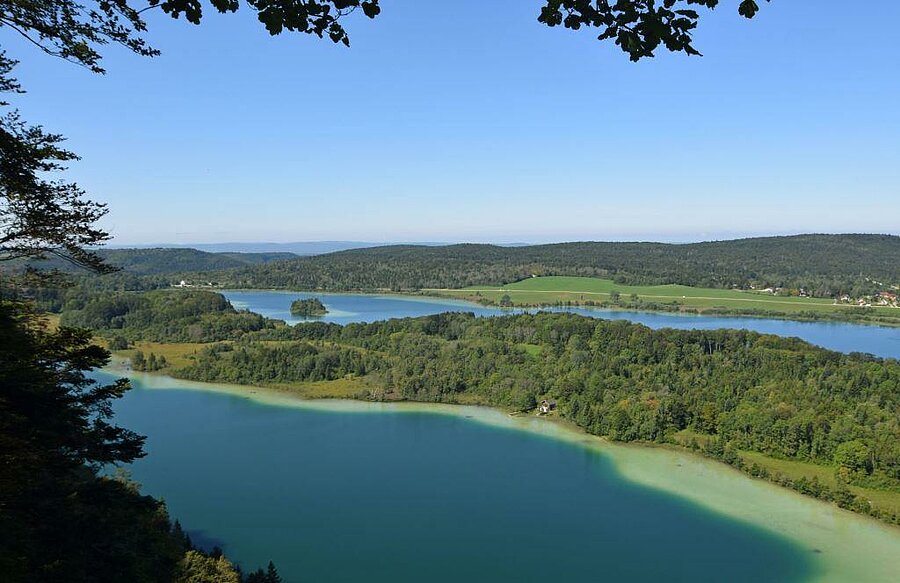 Panoramic view of Lake Chalain, an exceptional natural site to enjoy during a stay at a campsite near Lons-le-Saunier.