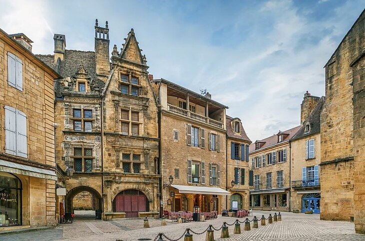 Pitoresque square in the historic centre of Sarlat-la-Canéda, a must-see near Loupiac.