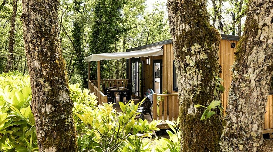 Wooden chalet nestled in nature, in a campsite near Sarlat — perfect for an authentic stay in the Périgord Noir.