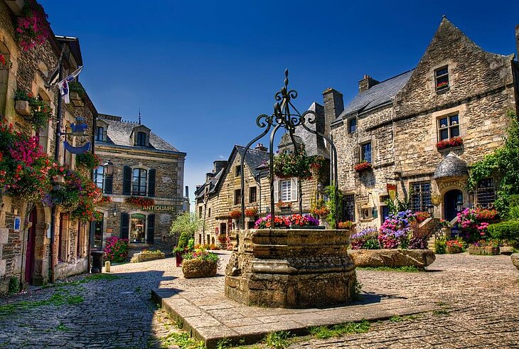 Rochefort-en-Terre, a characterful village to visit in Morbihan Square and stone houses in Rochefort-en-Terre, a village listed among the most beautiful to explore when discovering what to do in Morbihan.