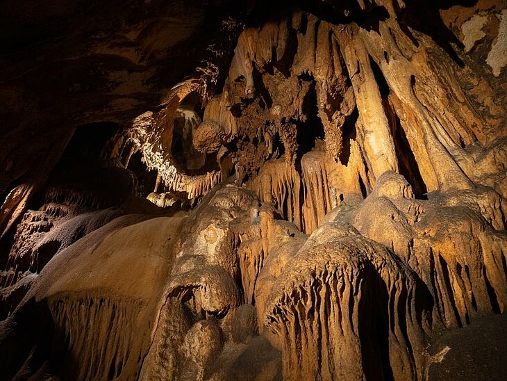 Spectacular rock formations in the Lacave Caves, a fascinating underground tour near Loupiac