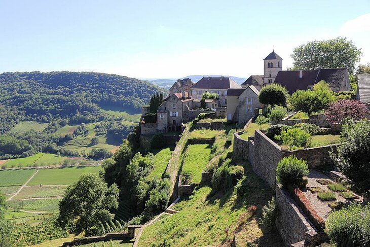 View of the perched village of Château-Chalon and its terraced vineyards, an iconic site to visit around Mesnois.