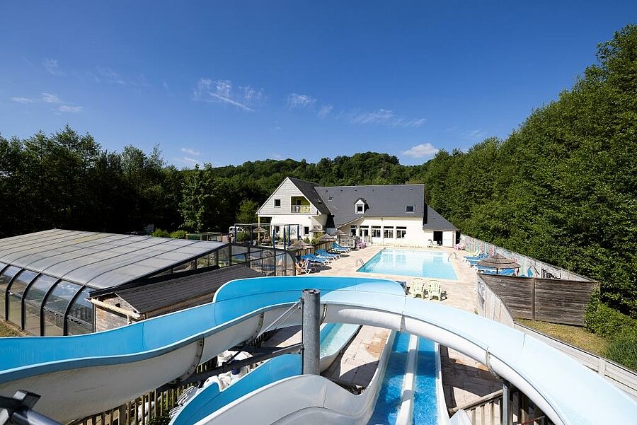 Heated swimming pool with water slides in a campsite near Le Havre, a green and family-friendly setting in Normandy.
