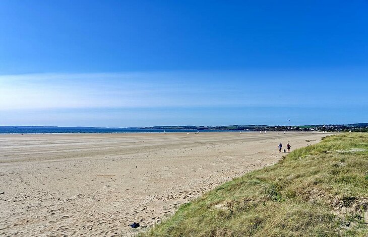 Panoramic view of Trez-Bellec Beach, a must-visit spot in Telgruc-sur-Mer between fine sand and the sea horizon.