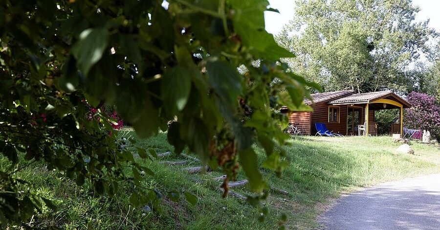 Wooden chalet in the heart of a campsite in Haute-Garonne, an ideal rental for a holiday close to nature.