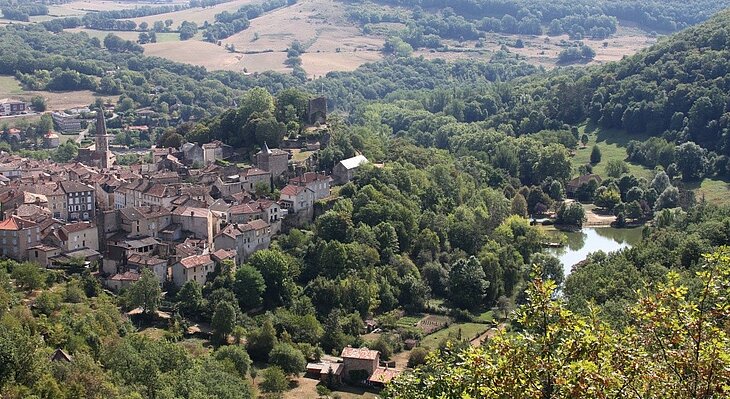 Village of Caylus in Quercy Elevated view of Caylus, its historic houses and the surrounding woodland in the heart of Quercy.