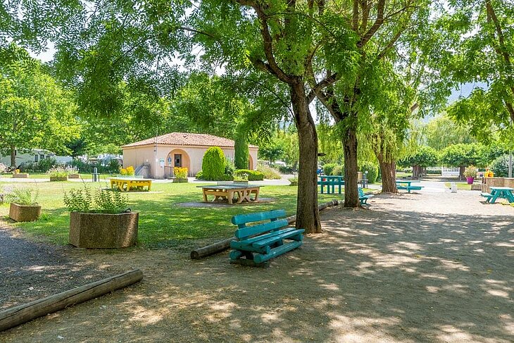 Campsite Sites et Paysages Les Prés Hauts in Sisteron, a perfect natural setting for an open-air holiday combining comfort and activities in the heart of Provence.