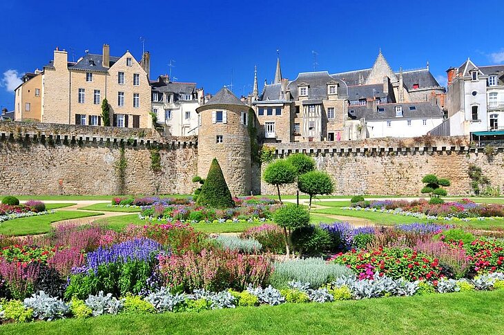 Vannes, an unmissable medieval town to explore in Morbihan Ramparts and gardens of Vannes, an iconic medieval town to visit when discovering what to do in Morbihan.