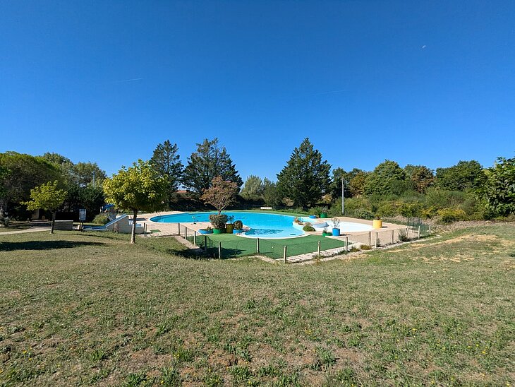 Lagoon Pool at Le Faillal Campsite in Tarn-et-Garonne Large lagoon-style swimming pool surrounded by trees at Le Faillal campsite in Montpezat-de-Quercy, Tarn-et-Garonne.