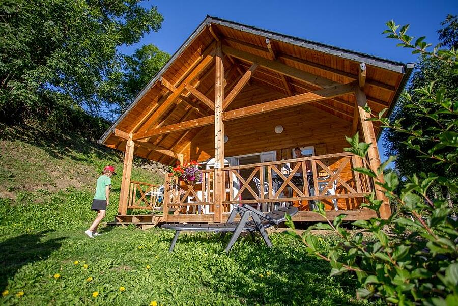 Spacious and comfortable wooden chalet on a campsite in the Pyrénées-Atlantiques, surrounded by greenery – perfect for a family holiday in the heart of nature.