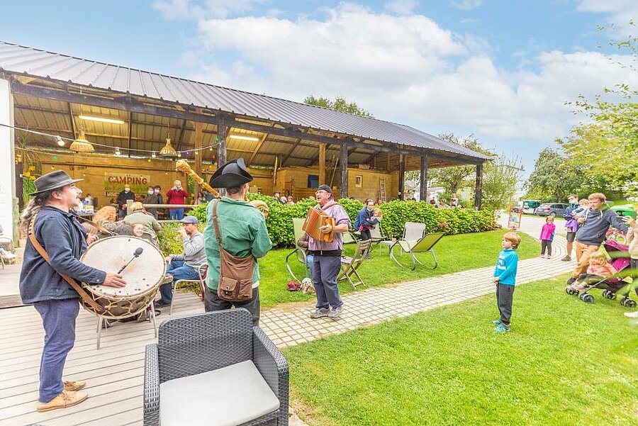 Friendly musical entertainment at a campsite near Crozon