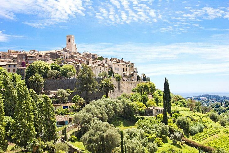 View of the hilltop village of Saint-Paul-de-Vence, a must-visit around La Colle-sur-Loup for heritage and art lovers.