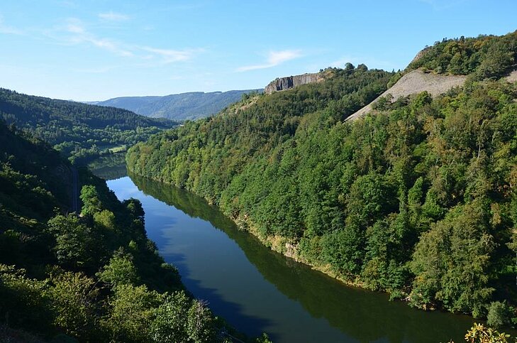 Panoramic view of the Gorges of the Allier in Haute-Loire, a remarkable natural site in Auvergne-Rhône-Alpes, perfect for lovers of unspoilt scenery and outdoor activities