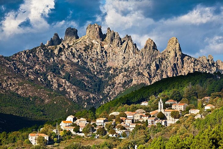 View over the village of Zonza, nestled at the foot of the Aiguilles de Bavella – a must-see for exploring Corsica’s cultural and historical heritage during a stay in Sainte-Lucie de Porto-Vecchio