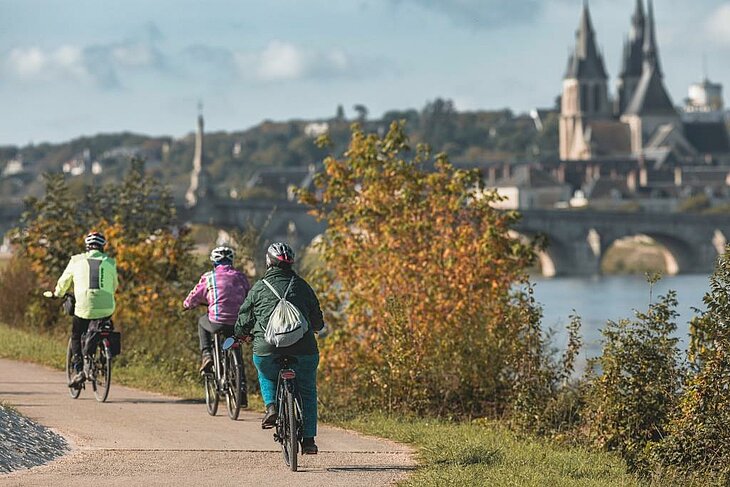 Cycling Along the Loire à Vélo Route Cyclists riding the Loire à Vélo route along the banks of the Loire, at the heart of tourism in Centre-Val de Loire, where nature and heritage come together.