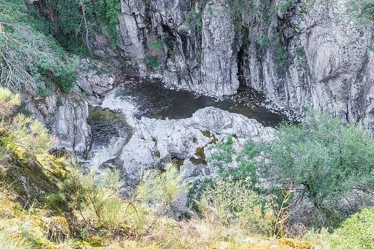 Overlooking view of the Ay gorges and their refreshing waters, a peaceful natural spot near Eclassan, perfect for relaxing with the family in the heart of Ardèche nature.