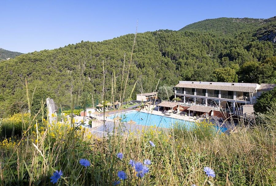 Campsite with pool and lodgings surrounded by nature at the foot of Mont Ventoux, perfect for relaxing holidays.