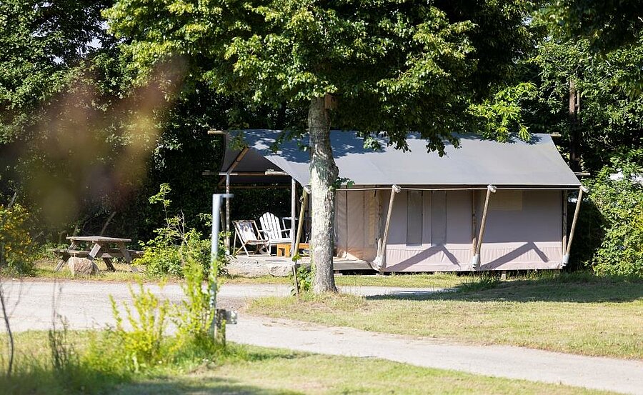 Comfort lodge tent at a campsite in Morbihan, ideal for a nature stay in the heart of Brittany.