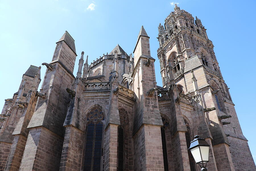 Rodez Cathedral in the heart of the city, a must-see during your camping holidays near Rodez.