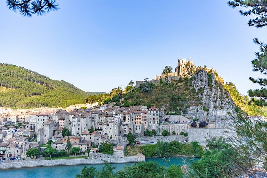 [Translate to Anglais:] La citadelle de Sisteron dominant la Durance, dans les Alpes-de-Haute-Provence