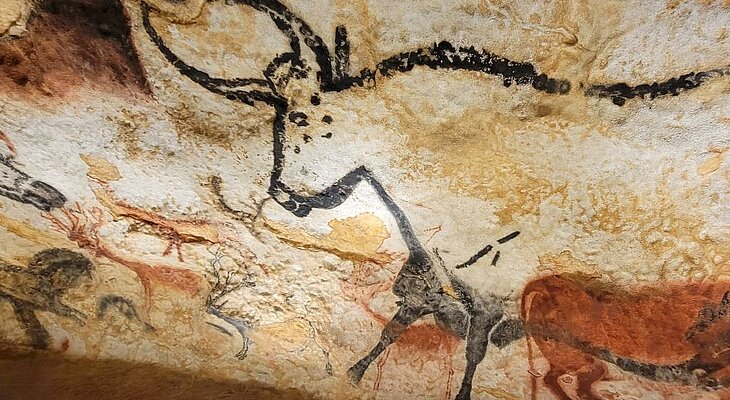 Rock paintings at Lascaux IV depicting animals, a fascinating testimony to prehistoric times in the Dordogne.