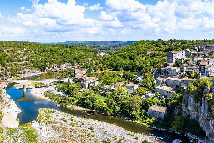 View of Balazuc clinging to the cliff along the Ardèche River, an ideal spot for swimming and walks around Joannas.