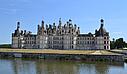 Majestic view of the Château de Chambord surrounded by its park, illustrating a camping holiday in the châteaux of the Loire Valley