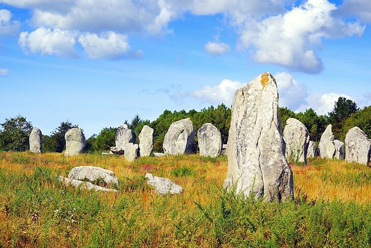 Carnac Alignments, an iconic Neolithic site in Morbihan Carnac standing stone alignments in Brittany, a major Neolithic site to discover when exploring what to do in Morbihan.