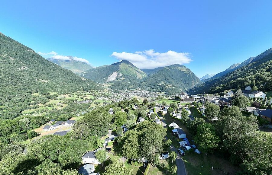 Campsite nestled in a Pyrenean valley, surrounded by forests and mountains – ideal for relaxing in nature