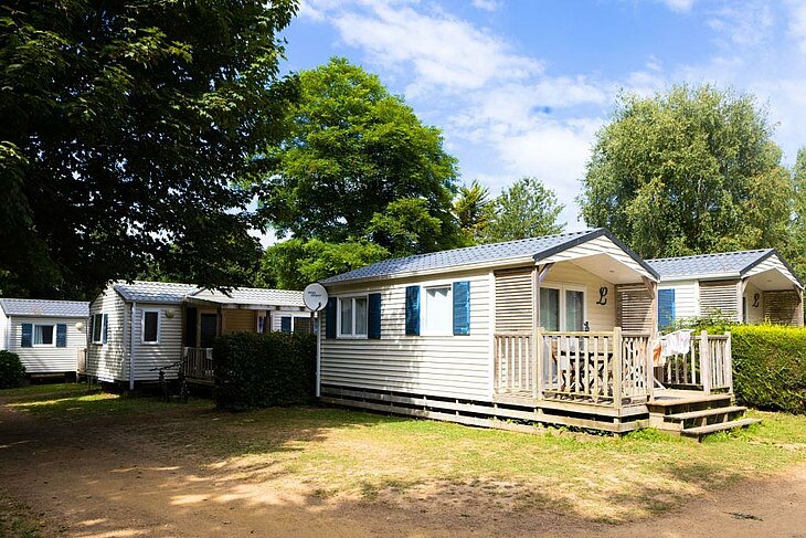 Fully equipped mobile homes Fully equipped mobile homes at Le Neptune campsite in Lanloup, nestled in a peaceful setting, blending nature and local heritage.
