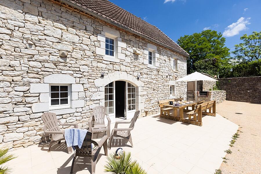 [Translate to Anglais:] Gîte en pierre avec grand espace extérieur et table