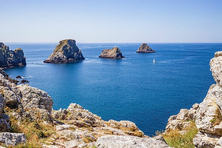 Cliffs of Pointe de Pen-Hir on the Crozon Peninsula in Brittany, rocky islets in a calm sea, an iconic landscape to enjoy when wondering what to do in Brittany.