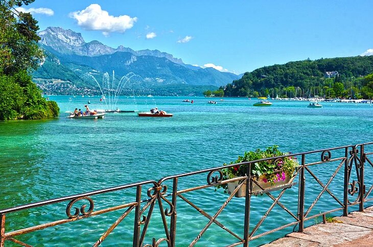 View of Lake Annecy in Haute-Savoie, with its turquoise waters and mountain backdrop, a gem of Auvergne-Rhône-Alpes for water sports and scenic strolls
