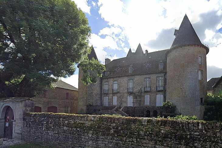 Private Château of Thégra seen from the street — an iconic part of the village’s heritage, to be admired from the outside during a scenic walk in the Lot.