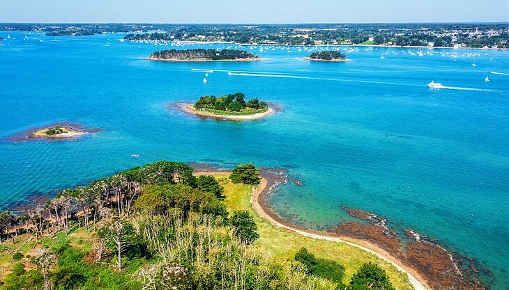 The Gulf of Morbihan, an inland sea with exceptional landscapes Aerial view of the Gulf of Morbihan and its islands, an iconic natural landscape to explore when discovering what to do in Morbihan.
