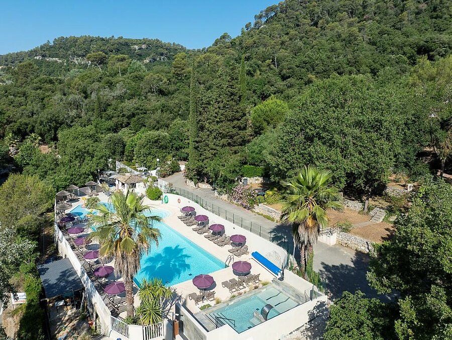 Swimming pool and sun terrace at a campsite near Cagnes-sur-Mer, green natural setting for relaxing family holidays.