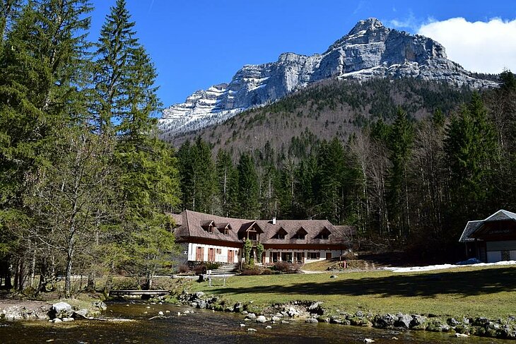 Easy walk along the Guiers Vif at the Cirque de Saint-Même, an iconic natural site of Saint Pierre de Chartreuse.